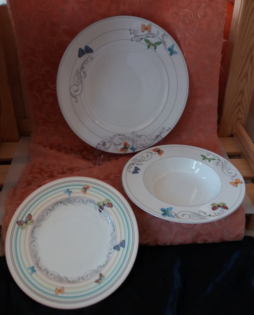 Piatti in porcellana bone china con farfalle Piatti in porcellana bone china con farfalle